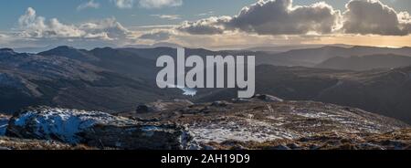 Winter Panorama der Cowal Hügel von der Oberseite des Beinn Mhòr (Loch Eck). Stockfoto