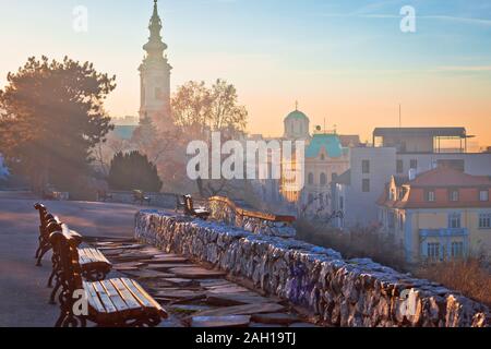 Belgrad. Blick von der Festung Kalemegdan Gehweg auf alte Wahrzeichen der Stadt, der morgendliche Blick auf die Hauptstadt von Serbien Stockfoto