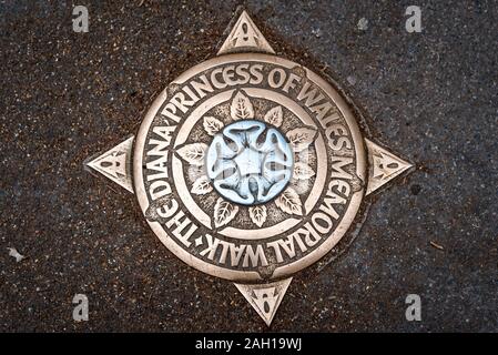 LONDON, ENGLAND, 29. Dezember 2018: eine Plakette für die Princess of Wales Memorial im Hyde Park Stockfoto