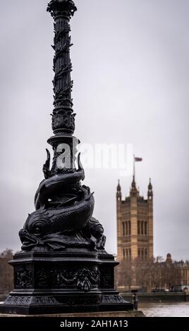 LONDON, ENGLAND, 29. Dezember 2018: Nahaufnahme von einer Straßenlaterne am Ufer der Themse, mit seiner typischen Form der Fische in der Umgebung der Lampe und der Stockfoto