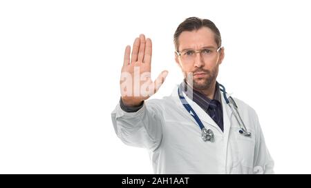 Männlicher Arzt mit STOP-Schild. Arzt mit STOP-Schild mit seiner Handfläche. Auf weiß isoliert. Healthcare Konzept. Stockfoto