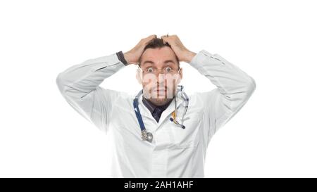 Schockiert Arzt über weißen Hintergrund. Schockiert Arzt in Brillen, Mediziner in Schock mit einer Überraschung. Mit Blick auf die Kamera. Stockfoto