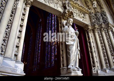 Die Sainte Chapelle gotischen Wahrzeichen, Innenansicht mit Glasfenster von außen. Paris, Frankreich. August 10, 2018. Stockfoto