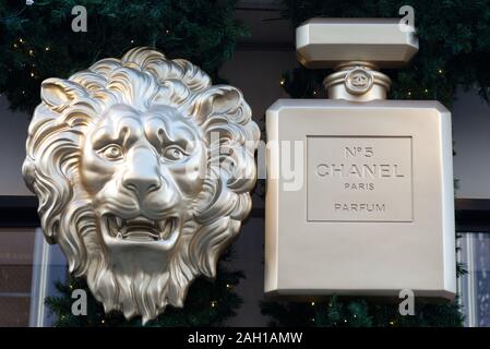 Löwe und Chanel Parfüm Flasche Weihnachten Dekorationen Stockfoto