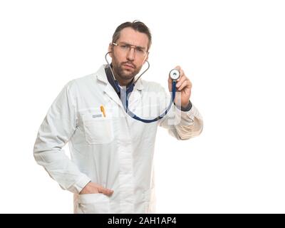 Porträt von einem Arzt Mann auscultating mit Stethoskop. Auf einem weißen Hintergrund. Stockfoto