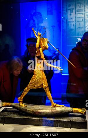 Vergoldete hölzerne Abbildung von Tutanchamun auf Skiff werfen Harpune, Tutanchamun - Schätze des Goldenen Pharao Ausstellung in der Saatchi Gallery, London Stockfoto