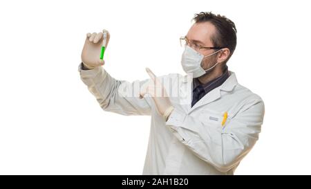 Arzt holding Reagenzglas mit Virus Blutprobe und hält den Finger auf Warnzeichen. Gesundheitswesen und Medizinische Konzept. Foto auf weißem Hintergrund. Stockfoto