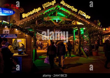 LONDON, ENGLAND, 28. Dezember 2018: Personen, die einen angenehmen Aufenthalt in einer Weihnachtsmarkt, umgeben von Essen und Trinken steht, mit Lichtern dekoriert Stockfoto
