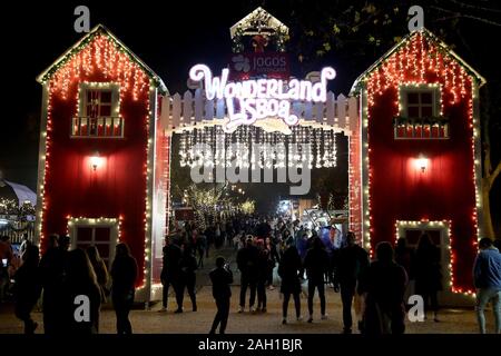 Lissabon, Portugal. 22 Dez, 2019. Menschen besuchen einen Weihnachtsmarkt in Lissabon, Portugal, 22. Dez., 2019. Credit: Pedro Fiuza/Xinhua/Alamy leben Nachrichten Stockfoto
