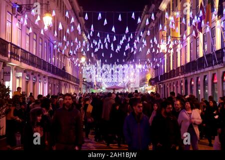 Lissabon, Portugal. 22 Dez, 2019. Fußgänger unter Weihnachten und Neues Jahr Lichter in Lissabon, Portugal, 22. Dez., 2019. Credit: Pedro Fiuza/Xinhua/Alamy leben Nachrichten Stockfoto