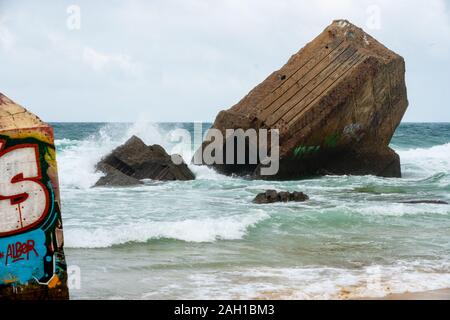 Beton Bunker aus Kriegszeiten Vergangenheit in Shorebreak auf Französisch Strand Stockfoto