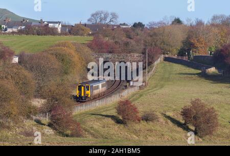Arriva Northern Rail Class 156 Super sprinter Zug 156444 vorbei Lindle In Furness auf der Cumbrian Coast Railway Line Stockfoto