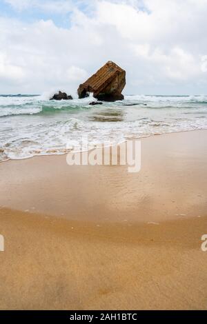 Beton Bunker aus Kriegszeiten Vergangenheit in Shorebreak auf Französisch Strand Stockfoto