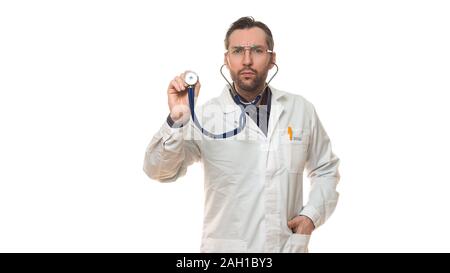Männlicher Arzt mit einem Stethoskop. Auf einem weißen Hintergrund. Healthcare Konzept. Stockfoto
