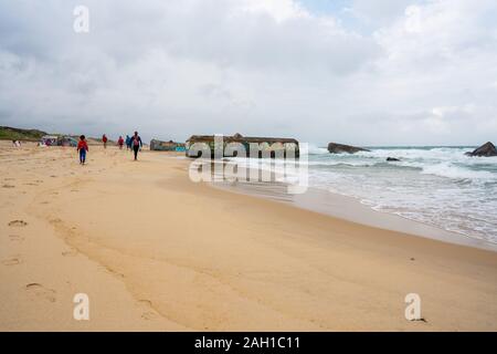 Beton Bunker aus Kriegszeiten Vergangenheit in Shorebreak auf Französisch Strand Stockfoto