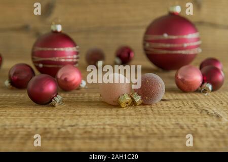 Christbaum Kugeln auf einem Holzbrett für die Dekoration gelegt. Stockfoto