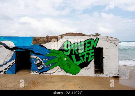 Bunker aus dem Zweiten Weltkrieg im shorebreak auf Französisch Strand Stockfoto