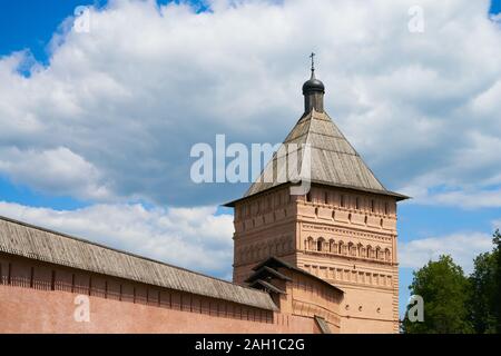 Turm von St. Euthymius Kloster. Goldener Ring Russlands, der antiken Stadt Suzdal, Wladimir, Russland. Sommer Stockfoto