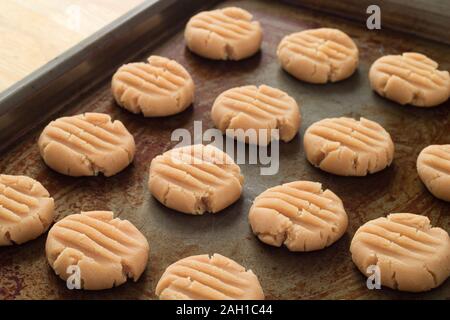 Peanut butter Cookies bereit für Backofen auf rustikalen Backblech Stockfoto