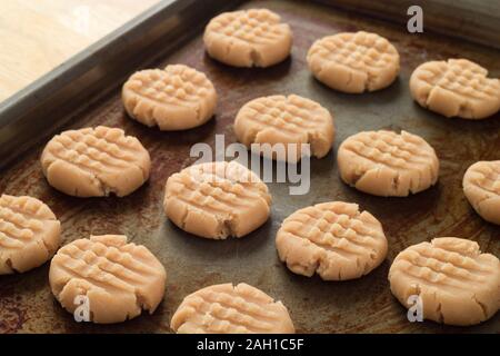 Peanut butter Cookies bereit für Backofen auf rustikalen Backblech Stockfoto