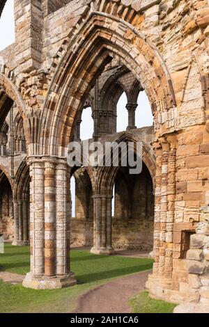 Whitby Abbey, mit Blick auf die Nordsee im Osten Klippe über Whitby, North Yorkshire, England Stockfoto