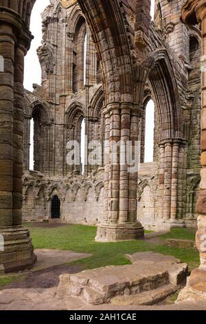 Whitby Abbey, mit Blick auf die Nordsee im Osten Klippe über Whitby, North Yorkshire, England Stockfoto