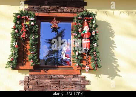 Weihnachtsdekoration am Haus auf ziemlich Strada Cetatii, in der Altstadt von Sibiu in Siebenbürgen, Rumänien Stockfoto