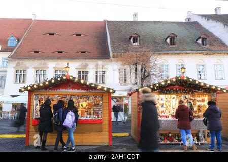 Weihnachtsmarkt Stände auf schöne Piata Mare in Hermannstadt, Siebenbürgen, Rumänien Stockfoto