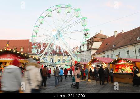 Das Riesenrad auf dem Weihnachtsmarkt in Piata Mare, in der Altstadt von Sibiu/Hermannstadt, Siebenbürgen, Rumänien Stockfoto