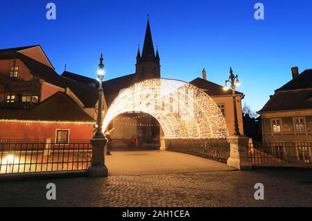 Weihnachtsbeleuchtung über die Lügner Brücke in der Altstadt von Sibiu/Hermannstadt in Siebenbürgen, Rumänien Stockfoto