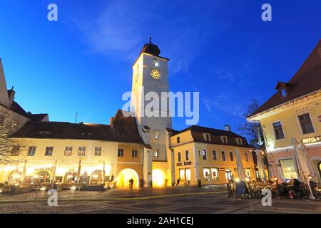Weihnachtsbeleuchtung auf der Rat Tower auf der Piata Mare, in Sibiu, Siebenbürgen, Rumänien Stockfoto