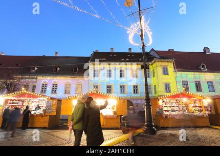 Weihnachtsbeleuchtung auf der schönen mittelalterlichen Gebäuden in Piata Mare, in Sibiu, Siebenbürgen, Rumänien Stockfoto