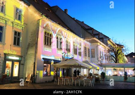 Weihnachtsbeleuchtung auf der schönen mittelalterlichen Gebäuden in Piata Mare, in Sibiu, Siebenbürgen, Rumänien Stockfoto