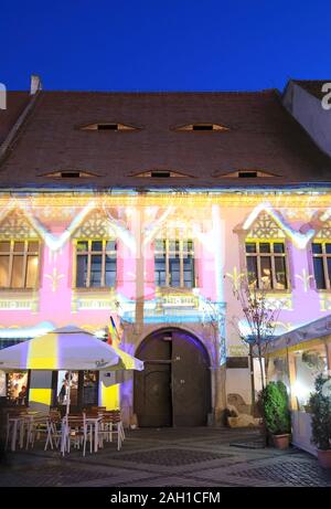 Weihnachtsbeleuchtung auf der schönen mittelalterlichen Gebäuden in Piata Mare, in Sibiu, Siebenbürgen, Rumänien Stockfoto