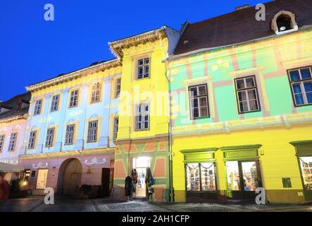 Weihnachtsbeleuchtung auf der schönen mittelalterlichen Gebäuden in Piata Mare, in Sibiu, Siebenbürgen, Rumänien Stockfoto