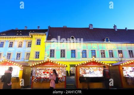 Weihnachtsbeleuchtung auf der schönen mittelalterlichen Gebäuden in Piata Mare, in Sibiu, Siebenbürgen, Rumänien Stockfoto