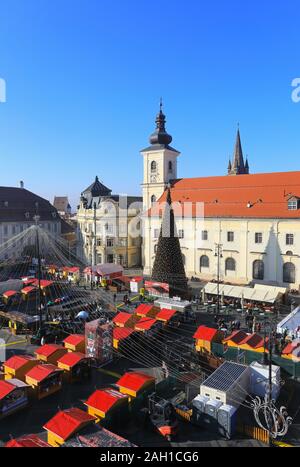 Blick vom Riesenrad auf dem Weihnachtsmarkt in Piata Mare in Hermannstadt, Siebenbürgen, Rumänien Stockfoto