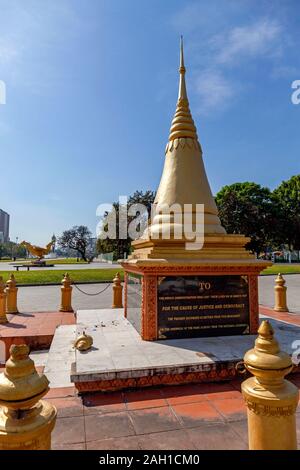 Ein Stupa memorializes Mord Opfer einer Granate Angriff 1997 auf eine Opposition Rallye 1997 in Watum Botum Park in Phnom Penh, Kambodscha. Stockfoto