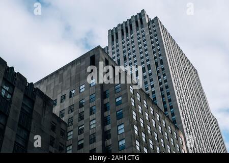 New York City - USA - 17.Dezember 2018: Die Unterseite Panoramablick und Blick auf die Fassade Fragment des Rockefeller Center Gebäude in Midtown Manhattan Stockfoto