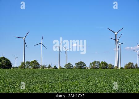 Alternative Energieerzeugung in Deutschland mit Windgeneratoren Stockfoto