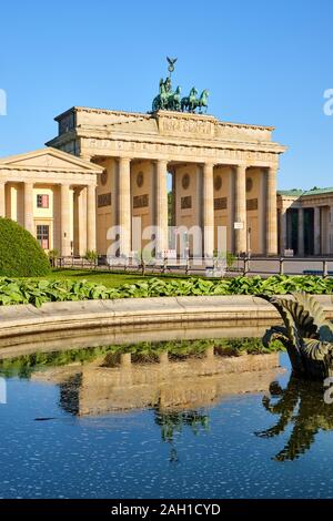 Das Brandenburger Tor in Berlin mit Reflexionen in einem Brunnen Stockfoto