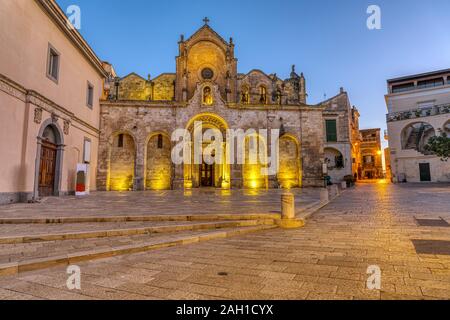 Die Kirche San Giovanni Battista in Matera, Italien, im Morgengrauen Stockfoto