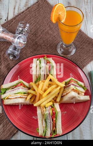 Amerikanische Lebensmittel - klassischen Club Sandwich mit Pommes Frites. Club Sandwich Restaurant Konzept. Stockfoto