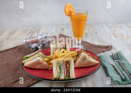 Amerikanische Lebensmittel - klassischen Club Sandwich mit Pommes Frites. Club Sandwich Restaurant Konzept. Stockfoto