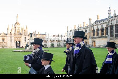 Chorknaben aus dem Chor des King's College auf dem Weg zu einer Generalprobe am King's College Chapel in Cambridge vor dem Festival von neun Lektionen und Weihnachtslieder, die live auf BBC Radio an Heiligabend ausgestrahlt wird. Stockfoto