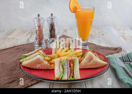 Amerikanische Lebensmittel - klassischen Club Sandwich mit Pommes Frites. Club Sandwich Restaurant Konzept. Stockfoto