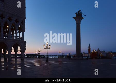 Palast des Dogen auf dem Platz San Marco vor Sonnenaufgang in Venedig, Italien. Kopieren Sie Platz für Text. Stockfoto