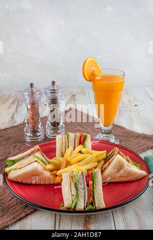 Amerikanische Lebensmittel - klassischen Club Sandwich mit Pommes Frites. Club Sandwich Restaurant Konzept. Stockfoto