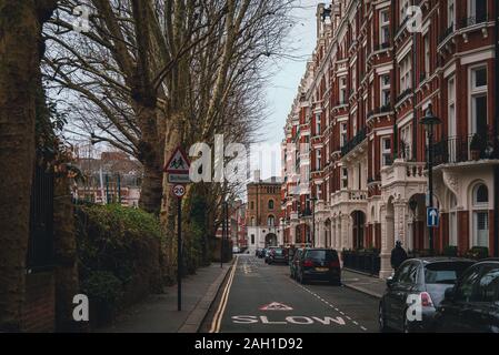 LONDON, ENGLAND, 29. Dezember 2018: die Fassaden in London auf leise Straße mit Anzeichen für langsame Geschwindigkeit für die Schule. Stockfoto