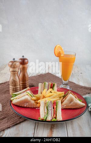 Amerikanische Lebensmittel - klassischen Club Sandwich mit Pommes Frites. Club Sandwich Restaurant Konzept. Stockfoto